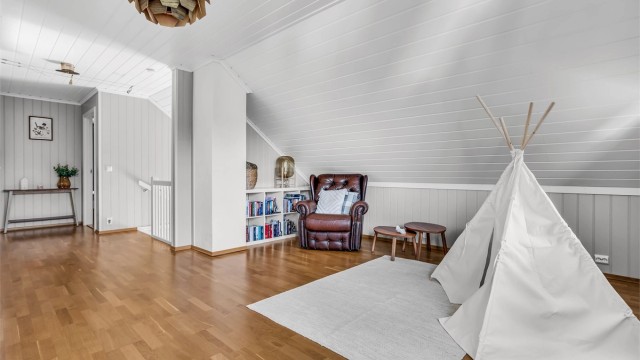 Loftetasjen er bestående av en bonus-stue, to soverom, et pent bad og bod.