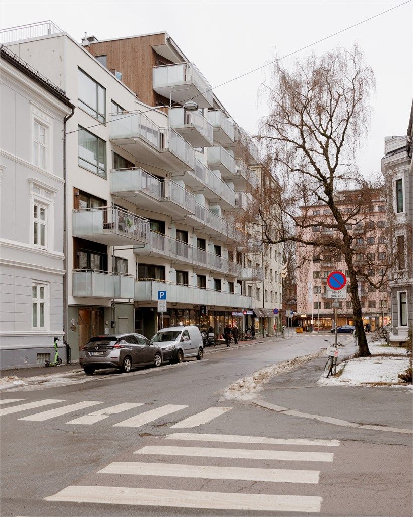 Bygget er nyere og har fokus på moderne arkitektur med smakfulle detaljer. Skjermet gate med umiddelbar nærhet til butikker, kafeer, restauranter og kulturtilbud. Sats og Baker Hansen ligger i 1. etasje.