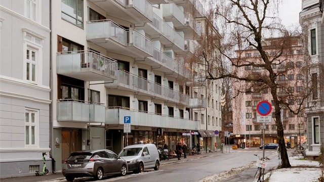 Bygget er nyere og har fokus på moderne arkitektur med smakfulle detaljer. Skjermet gate med umiddelbar nærhet til butikker, kafeer, restauranter og kulturtilbud. Sats og Baker Hansen ligger i 1. etasje.
