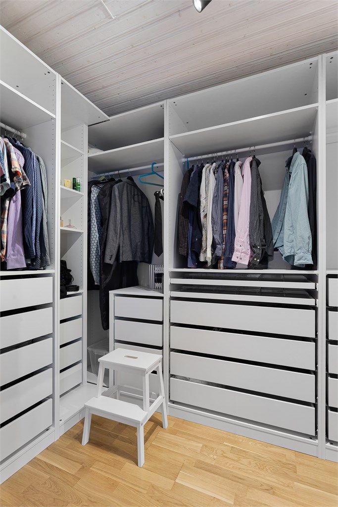 Fint garderoberom med god plass til oppbevaring av tøy