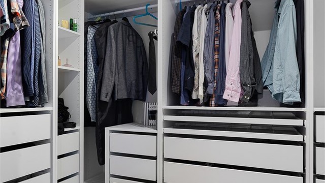 Fint garderoberom med god plass til oppbevaring av tøy