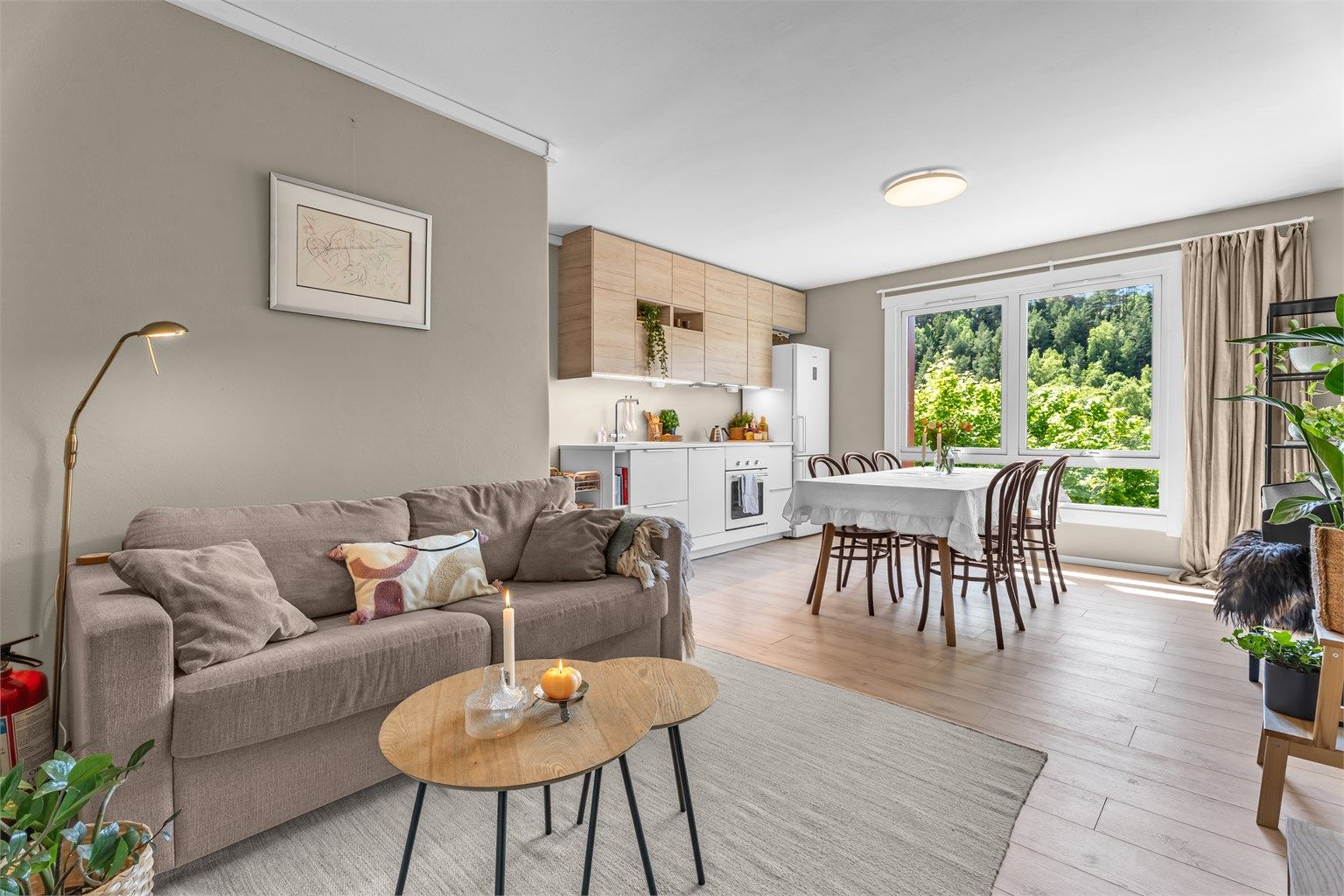 Med smart planløsning er det godt med plass for både spisebord og sofahjørne. 