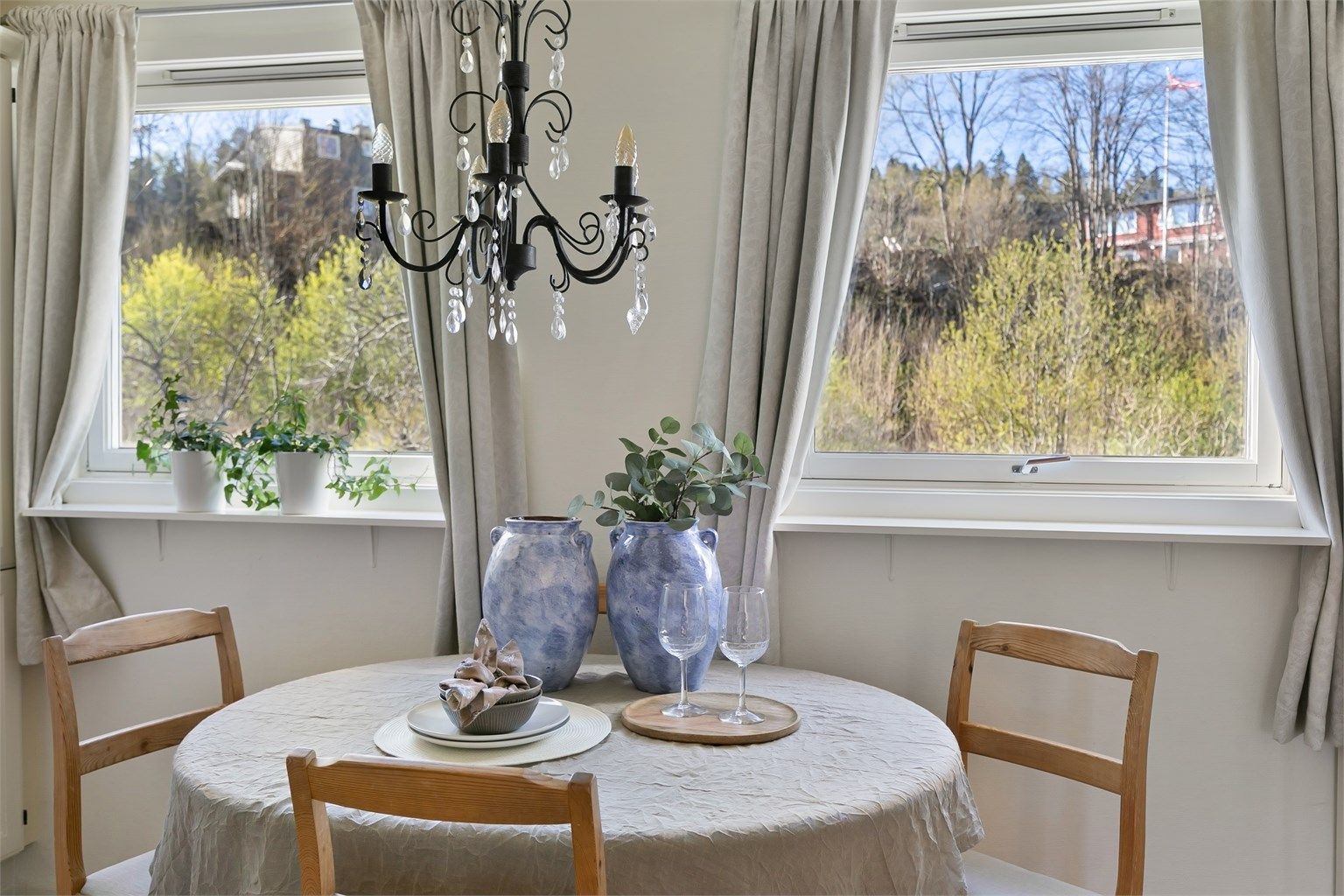 Hyggelig spiseplass på kjøkkenet