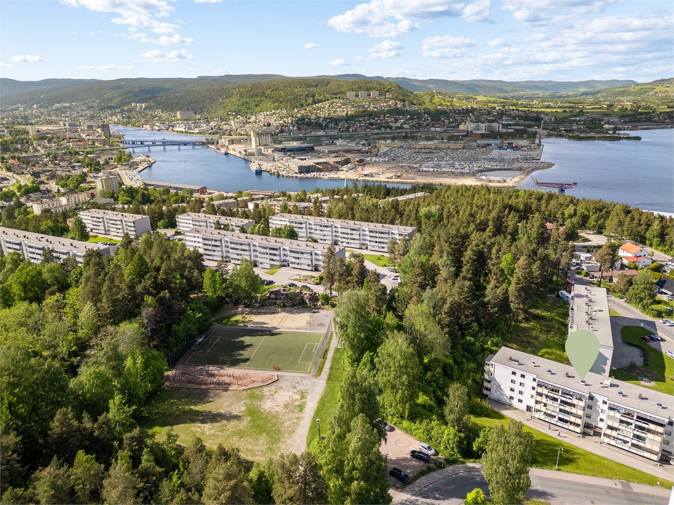 Umiddelbar nærhet til Ulvekula lekeplass med liten kunstgressbane og Tors vei lekeplass ligger like ved boligblokka.