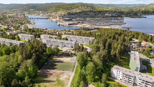 Umiddelbar nærhet til Ulvekula lekeplass med liten kunstgressbane og Tors vei lekeplass ligger like ved boligblokka.