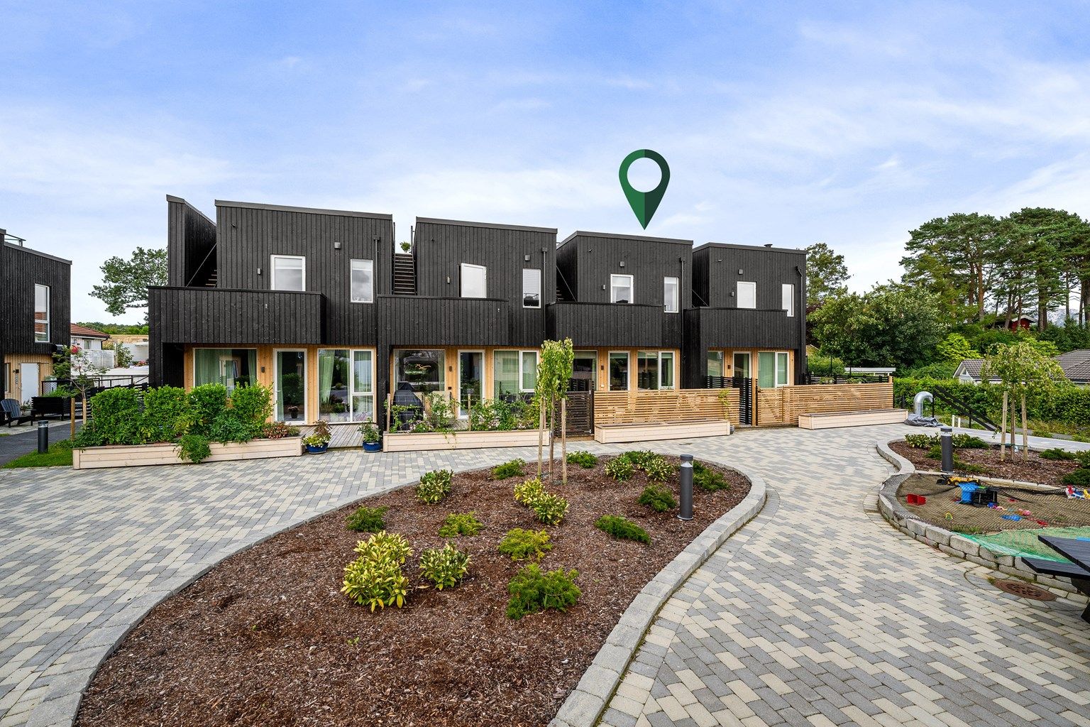 Velkommen til Forusskogen 36C. Et moderne og innholdsrikt rekkehus over 3 plan med 3 soverom, 2 bad og 2 stuer. Dette er et hjem som kombinerer moderne eleganse med praktisk bruk.