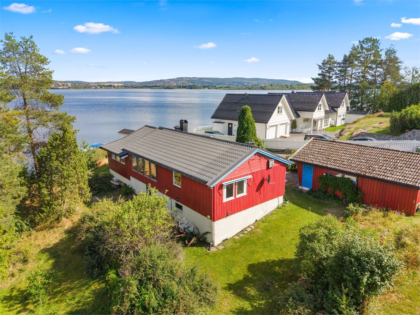 Eiendommen ligger fantastisk til med med gode solforhold og utsikt mot Øyeren.
