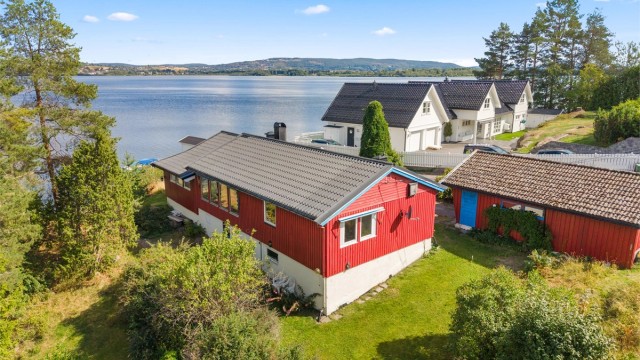 Eiendommen ligger fantastisk til med med gode solforhold og utsikt mot Øyeren.