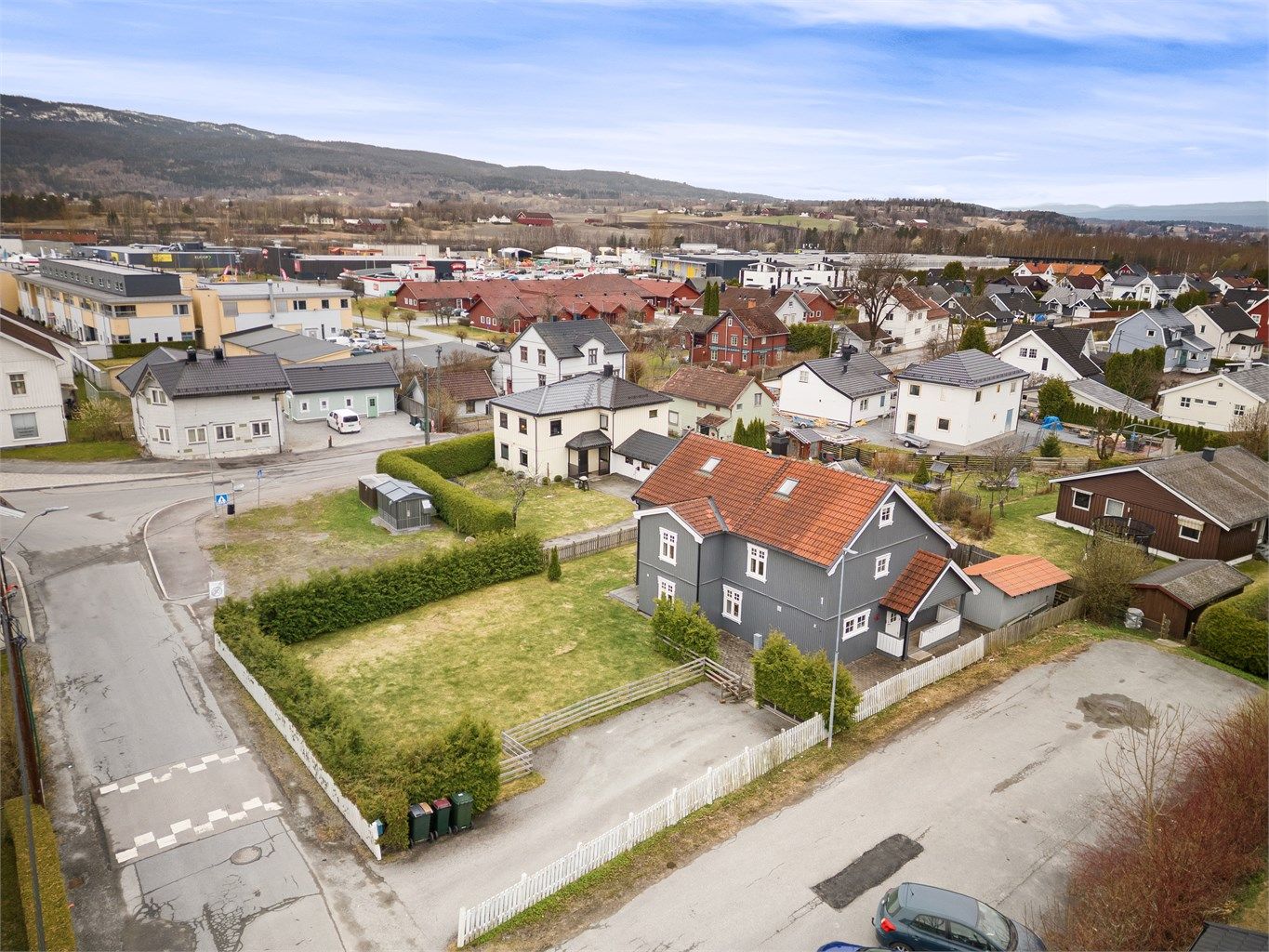 Det er kort gangavstand til matbutikker, skoler, barnehage, fritidstilbud, svømmehall og flere servicetilbud