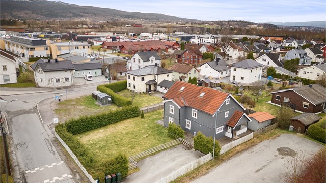 Det er kort gangavstand til matbutikker, skoler, barnehage, fritidstilbud, svømmehall og flere servicetilbud