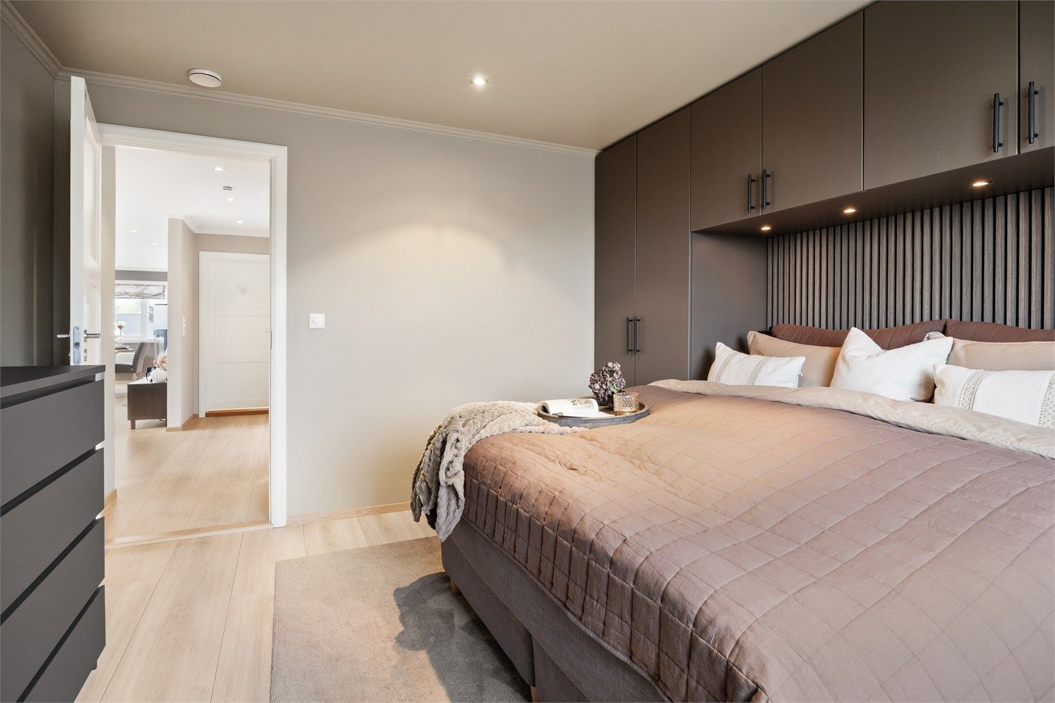 I tillegg er det downlights i innredningen og spilevegg bak sengeplassen.