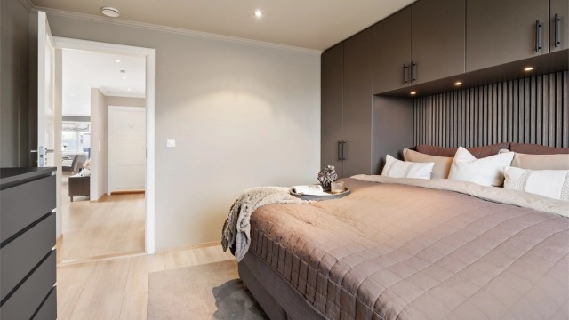 I tillegg er det downlights i innredningen og spilevegg bak sengeplassen.