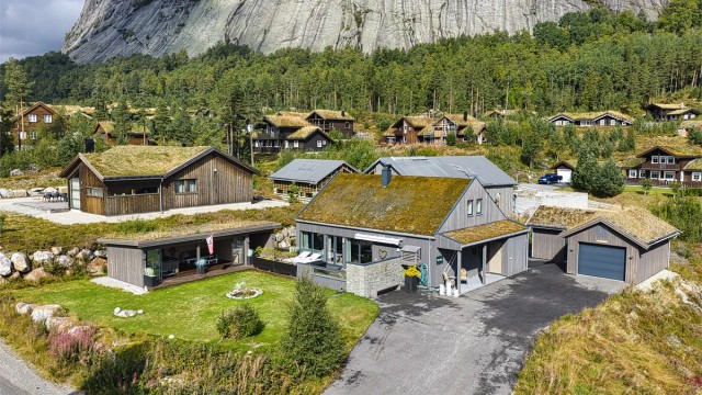 Velkommen til denne svært flotte og innholdsrike hytta på Brokke