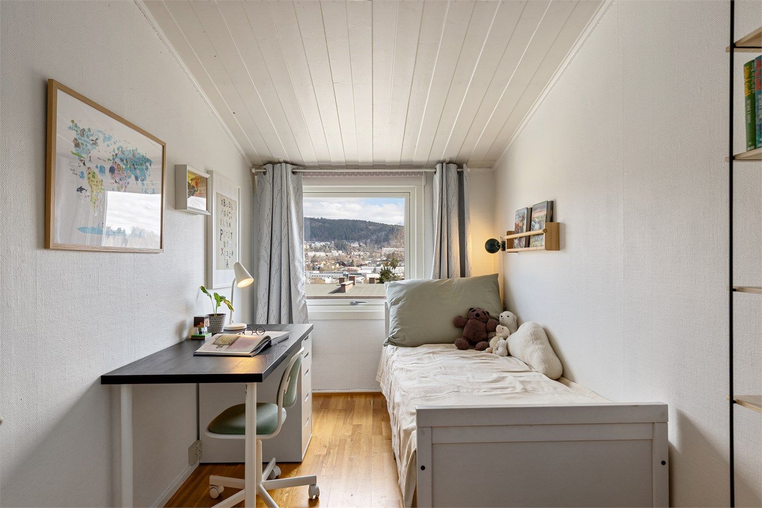 Det andre barnerommet er tilsvarende det første, med plass til seng garderobeskap og skrivepult