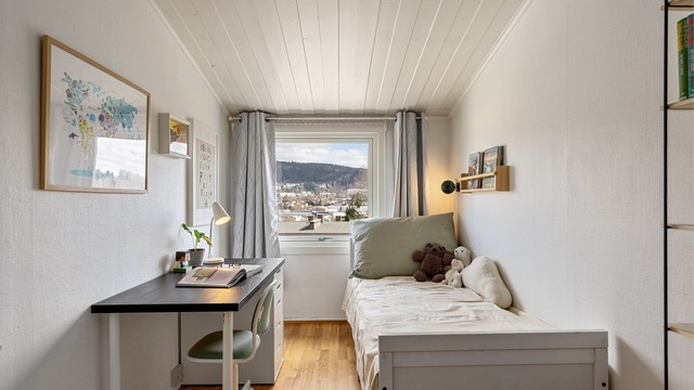 Det andre barnerommet er tilsvarende det første, med plass til seng garderobeskap og skrivepult