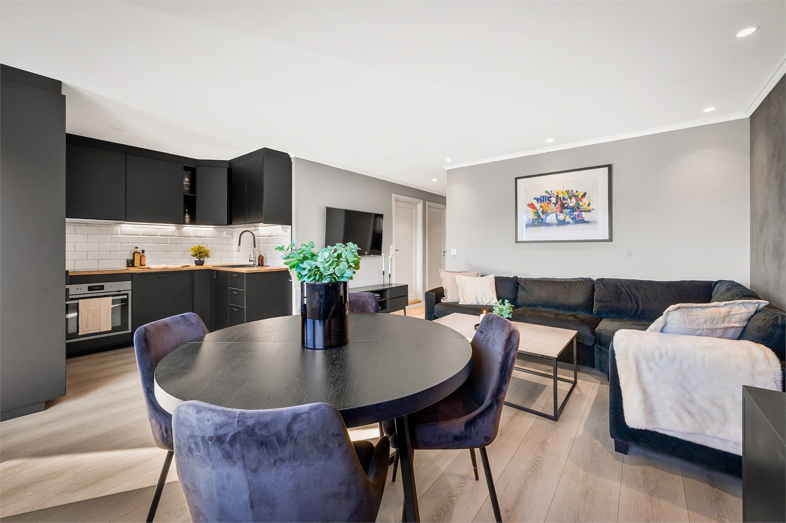 Plass til spisebord og sofa