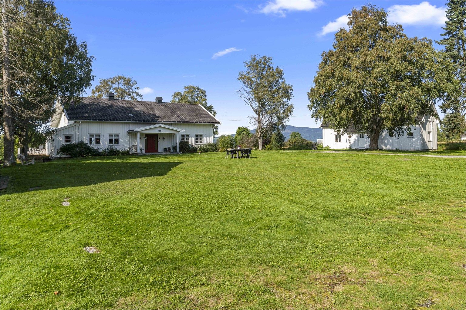 Rundt hele våningshuset er det gressplen, så her kan man virkelig slå seg løs med lek, ballspill og hageselskap.