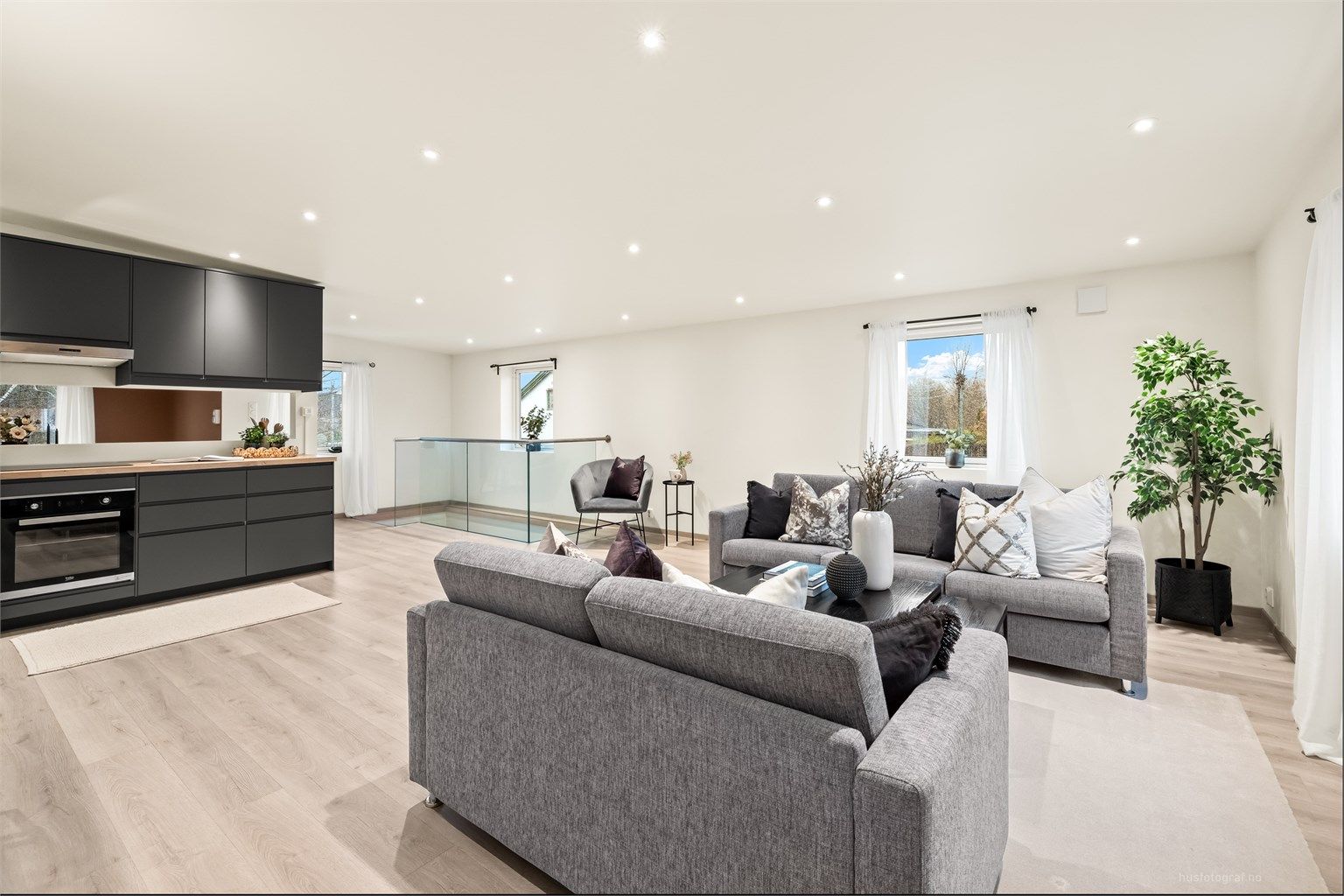 Den åpne løsningen i andre etasje gir en lys og luftig atmosfære.