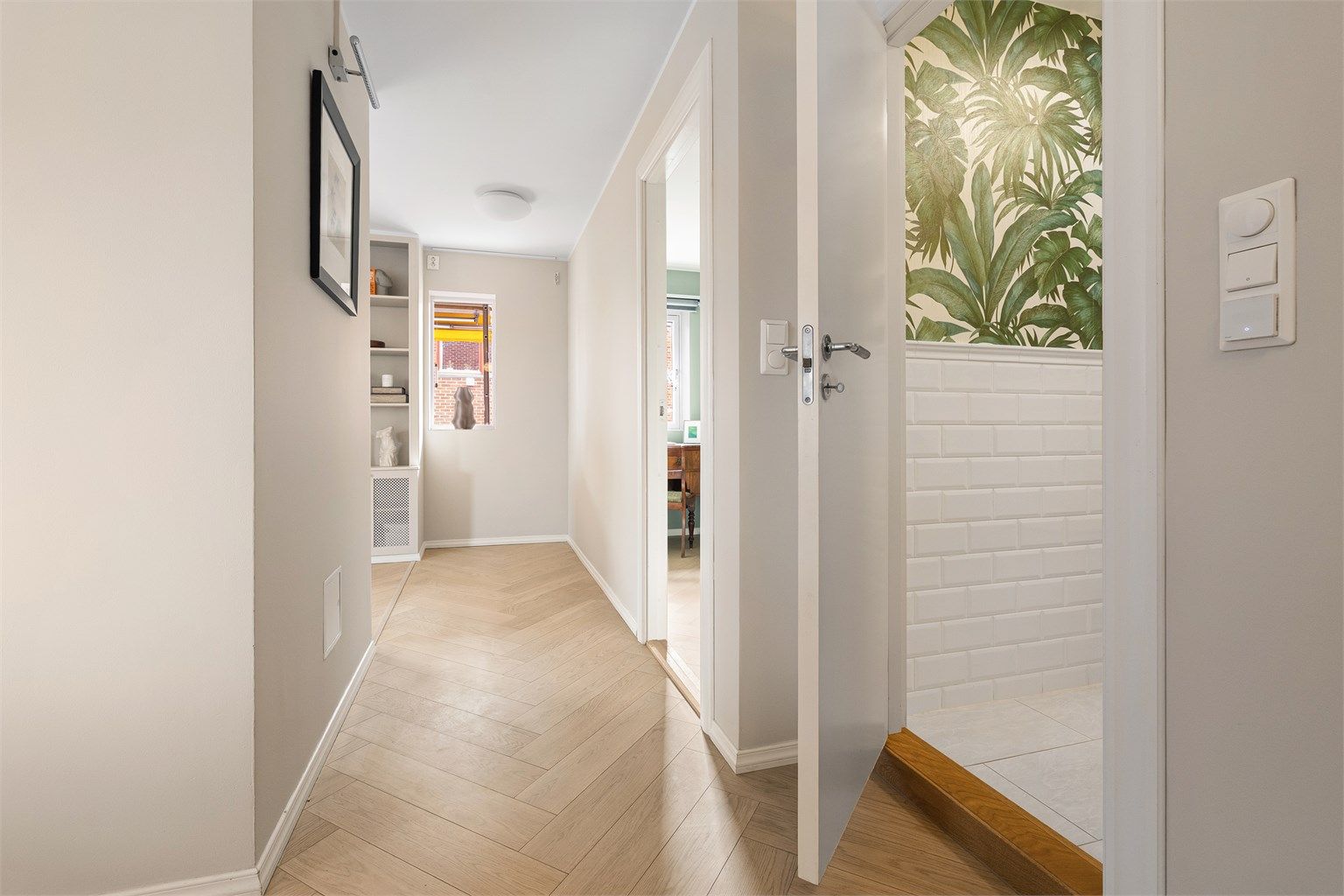 Gangen binder soveromsavdelingen og badene sammen. Glatte innerdører gir et rent og helhetlig uttrykk.