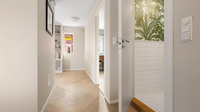 Gangen binder soveromsavdelingen og badene sammen. Glatte innerdører gir et rent og helhetlig uttrykk.