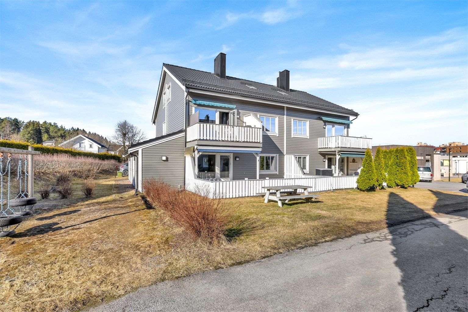 Eiendomsmegler Krogsveen v/ Vegard Gran-Andersen ønsker deg velkommen til visning i Lerkeveien 50 som ligger sentralt til i Lørenskog med kort vei til det meste Lørenskog har å by på.