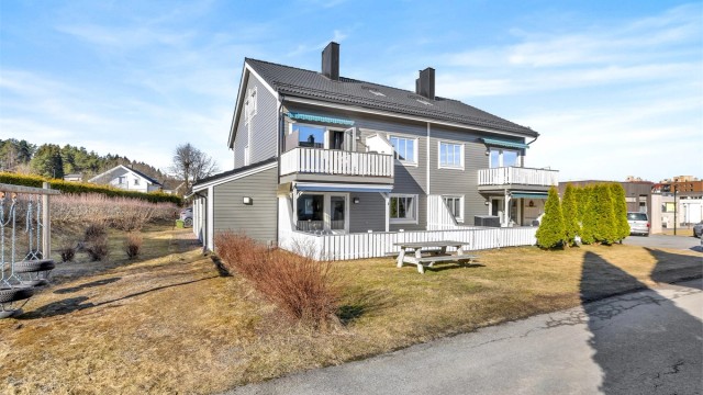 Eiendomsmegler Krogsveen v/ Vegard Gran-Andersen ønsker deg velkommen til visning i Lerkeveien 50 som ligger sentralt til i Lørenskog med kort vei til det meste Lørenskog har å by på.