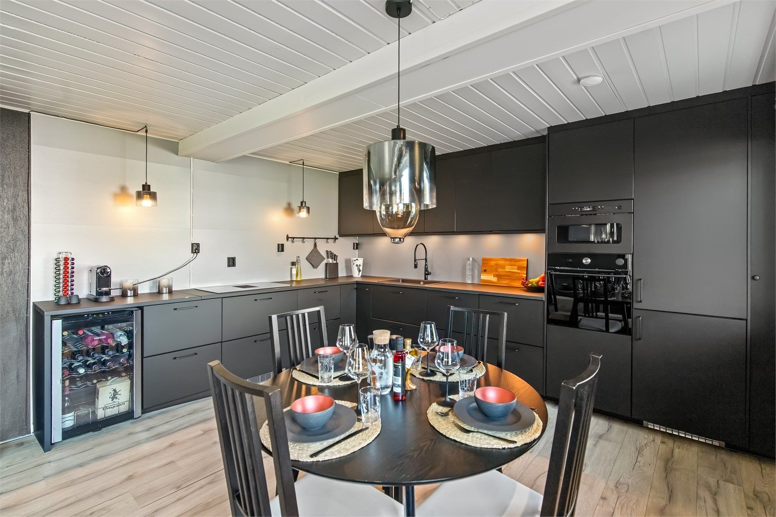 Et nyere kjøkken med integrerte hvitevarer