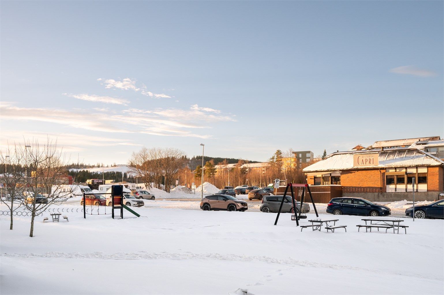 Når det gjelder dagligvarehandel, er både Coop Extra Flatåsen og Rema 1000 Flatåsen kun en kort spasertur unna, henholdsvis to og fire minutter til fots. Kollektivtransport er også enkelt tilgjengelig med Flatåsen Senter som nærmeste bussholdeplass.