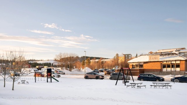 Når det gjelder dagligvarehandel, er både Coop Extra Flatåsen og Rema 1000 Flatåsen kun en kort spasertur unna, henholdsvis to og fire minutter til fots. Kollektivtransport er også enkelt tilgjengelig med Flatåsen Senter som nærmeste bussholdeplass.