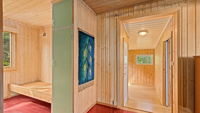 Avdelt med skap er det etablert 2 sengeplasser i enden av gangen