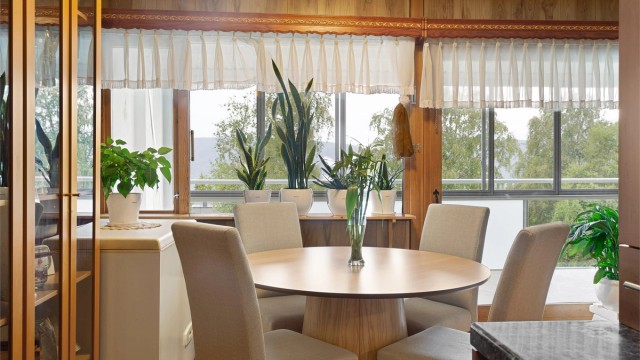 Stue med utgang til innglasset balkong