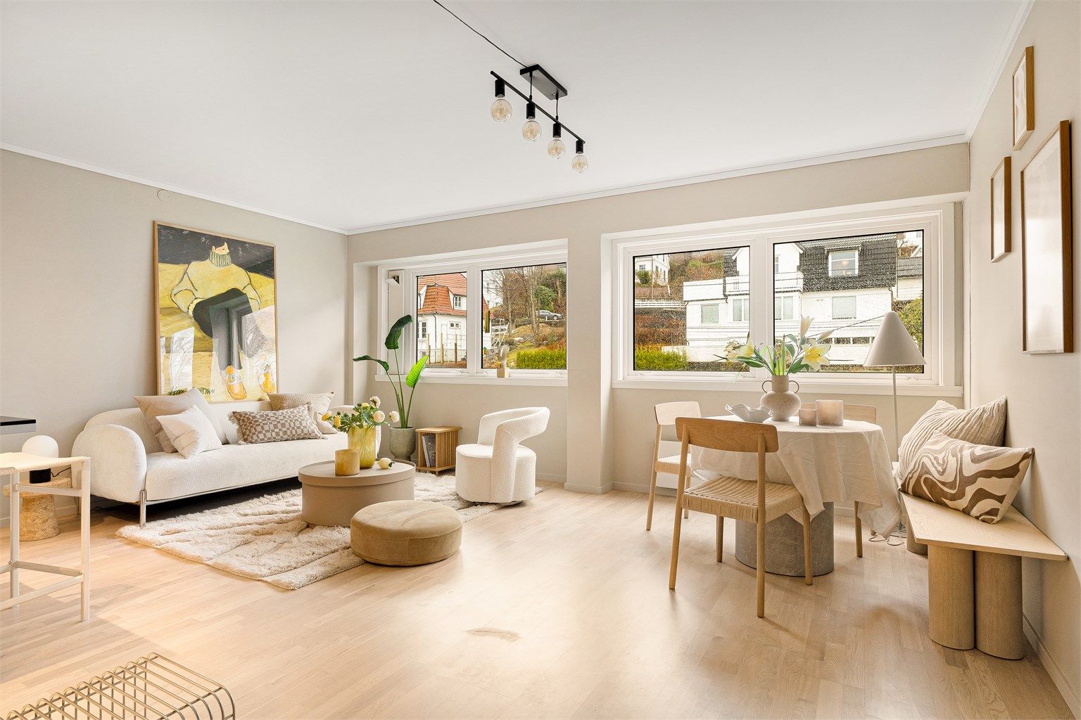 Leiligheten har nymalte slette overflater på tak og vegger i stuen fra 2026. Husk påmelding til visning 