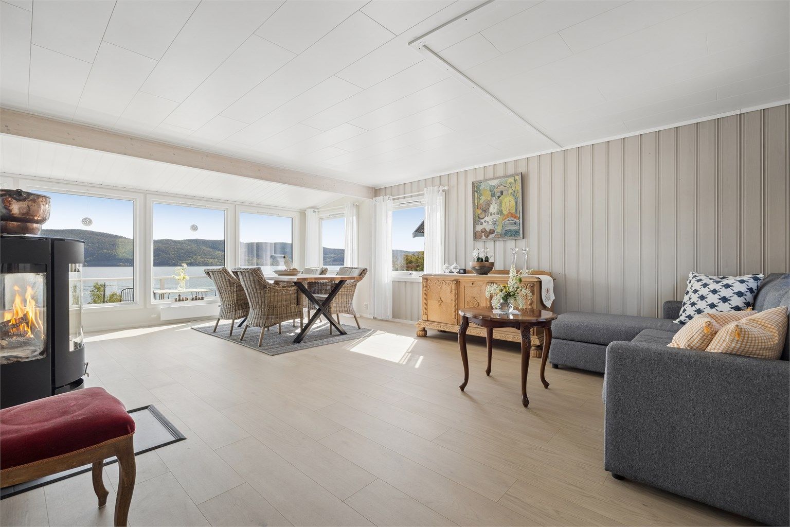 Plass til sofagruppe. Oppvarming av stua via vedovn.
