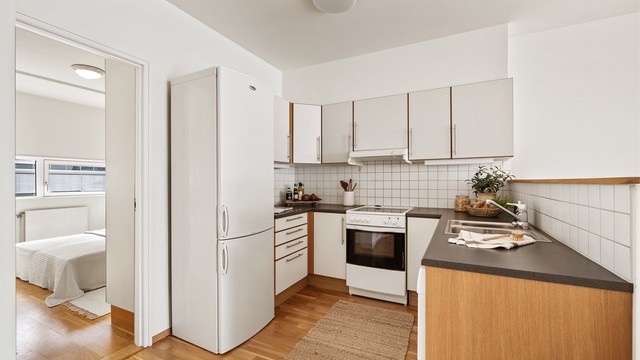 Videre er kjøkkenet utstyrt med oppvaskmaskin, oppvaskkum, ventilator og frittstående kjøle-/fryseskap.