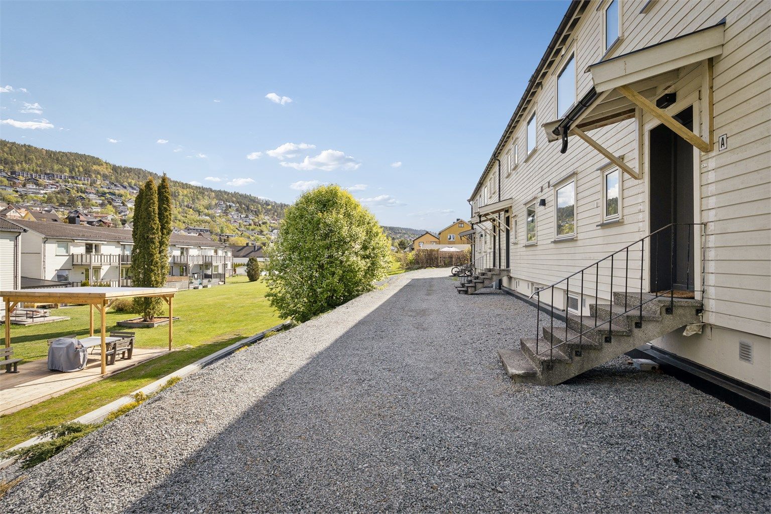 Felles overbygget inngangsparti til leiligheten