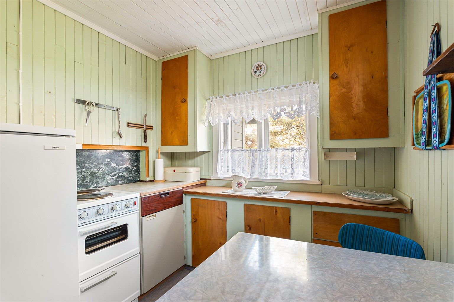 Kjøkkenets innredning er stedsbygget og autentisk retro.