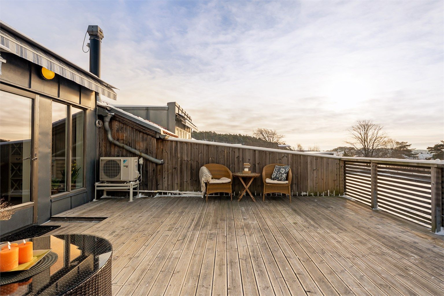 Egen altan på hele 35 kvm. er blant leilighetens fremste kvaliteter. Her er det sol store deler av dagen sommerstid.
Fotograf; Kristoffer Kristiansen.