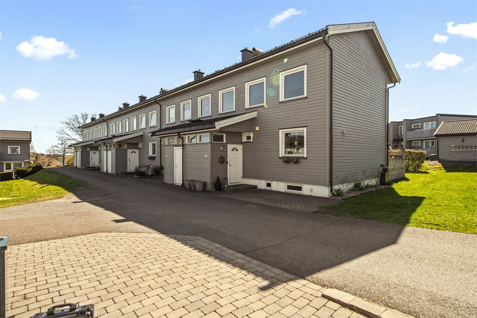 Boligens fasade mot nord med inngangsparti.