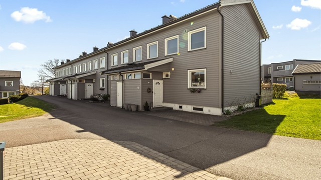 Boligens fasade mot nord med inngangsparti.