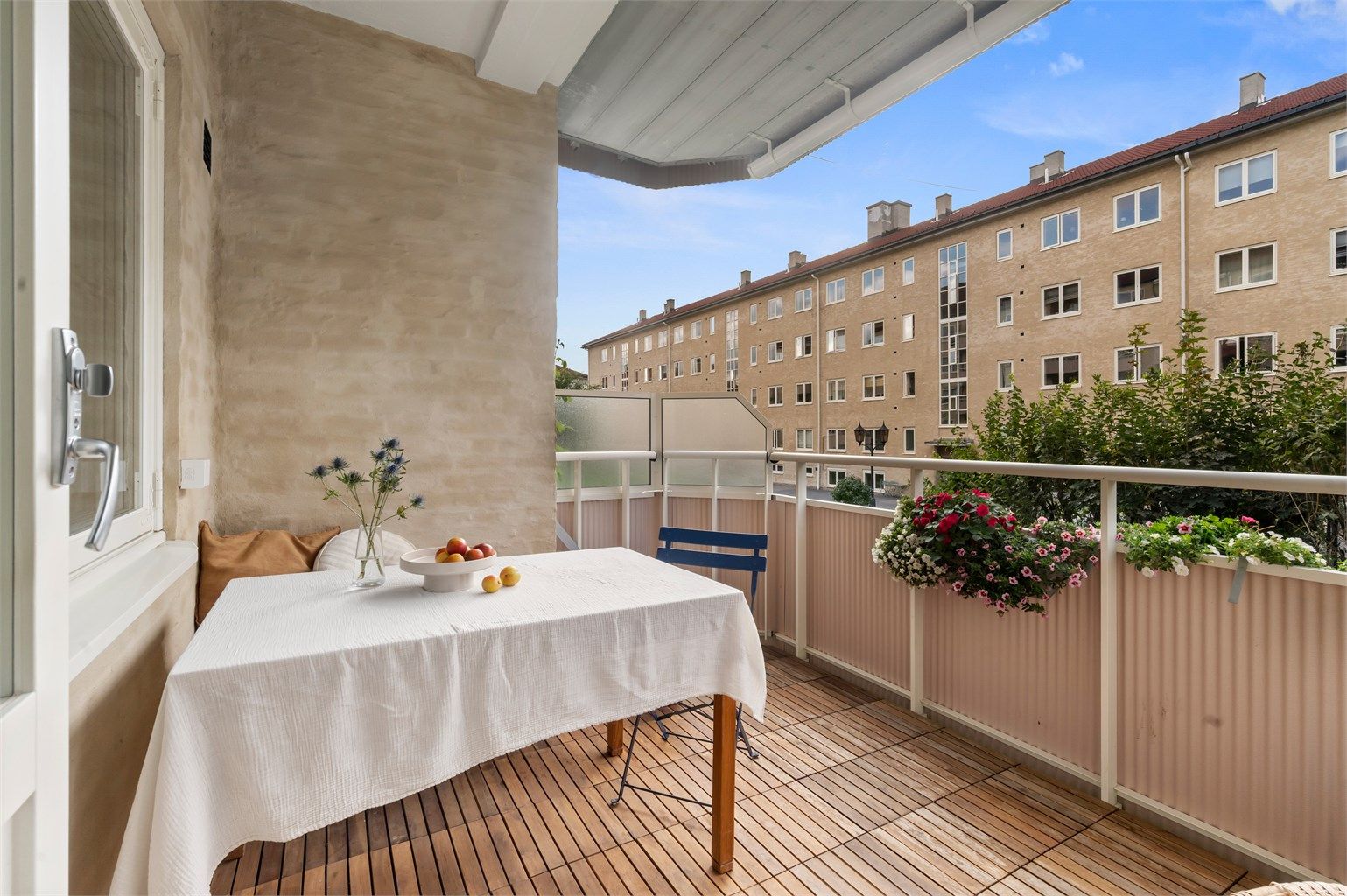 Fra stuen kommer du ut til boligens vestvendte balkong på 8 kvm. 