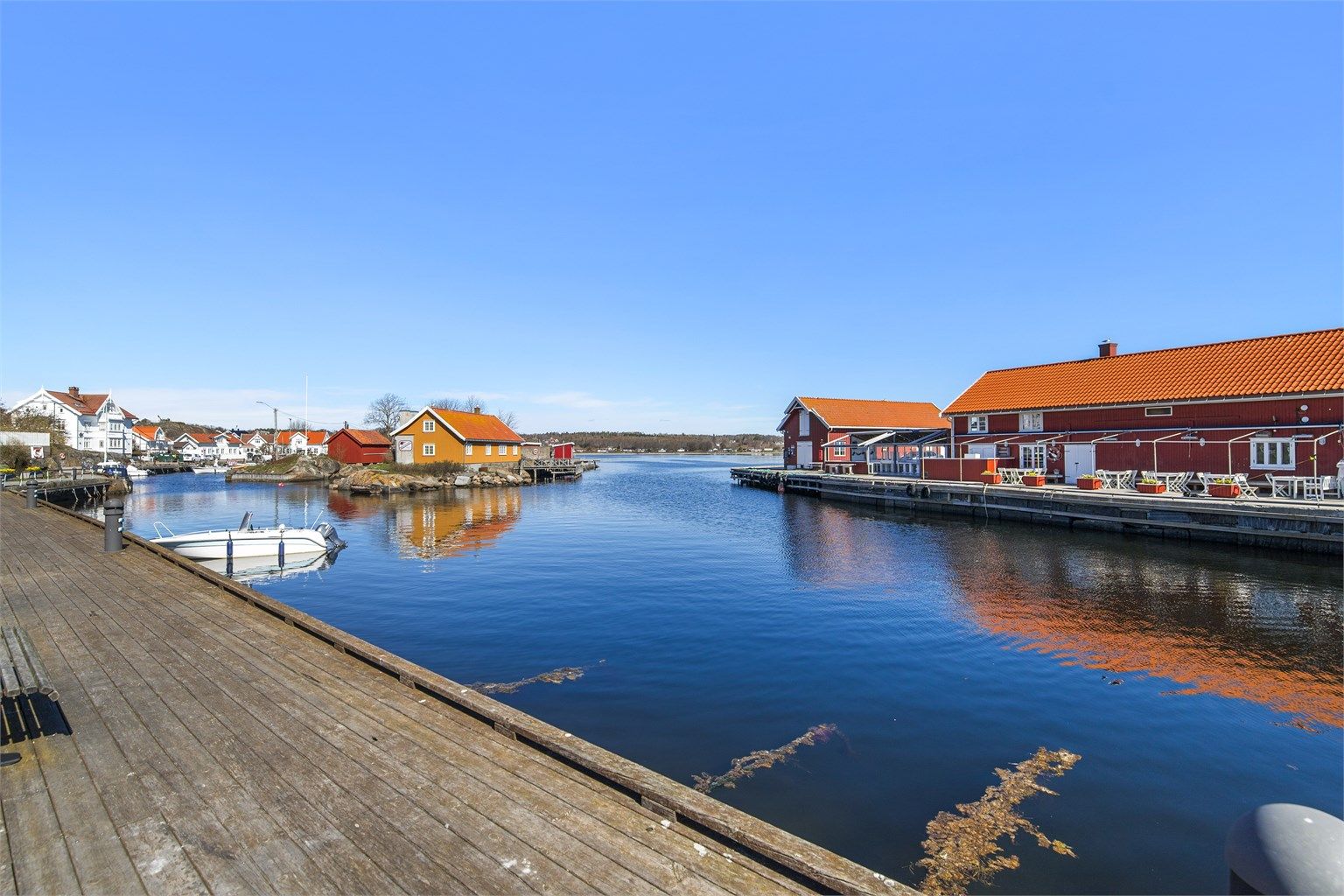 Nevlunghavn med sin sjarmerende havnen, historiske hus og aktive fiskemiljø, er plassen et naturlig samlingspunkt for både fastboende og besøkende. En virkelig sommerperle.