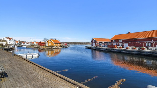 Nevlunghavn med sin sjarmerende havnen, historiske hus og aktive fiskemiljø, er plassen et naturlig samlingspunkt for både fastboende og besøkende. En virkelig sommerperle.