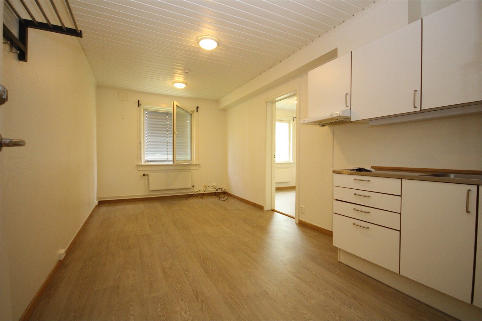 Hybelleiligheten består av stue, kjøkken og soverom. 