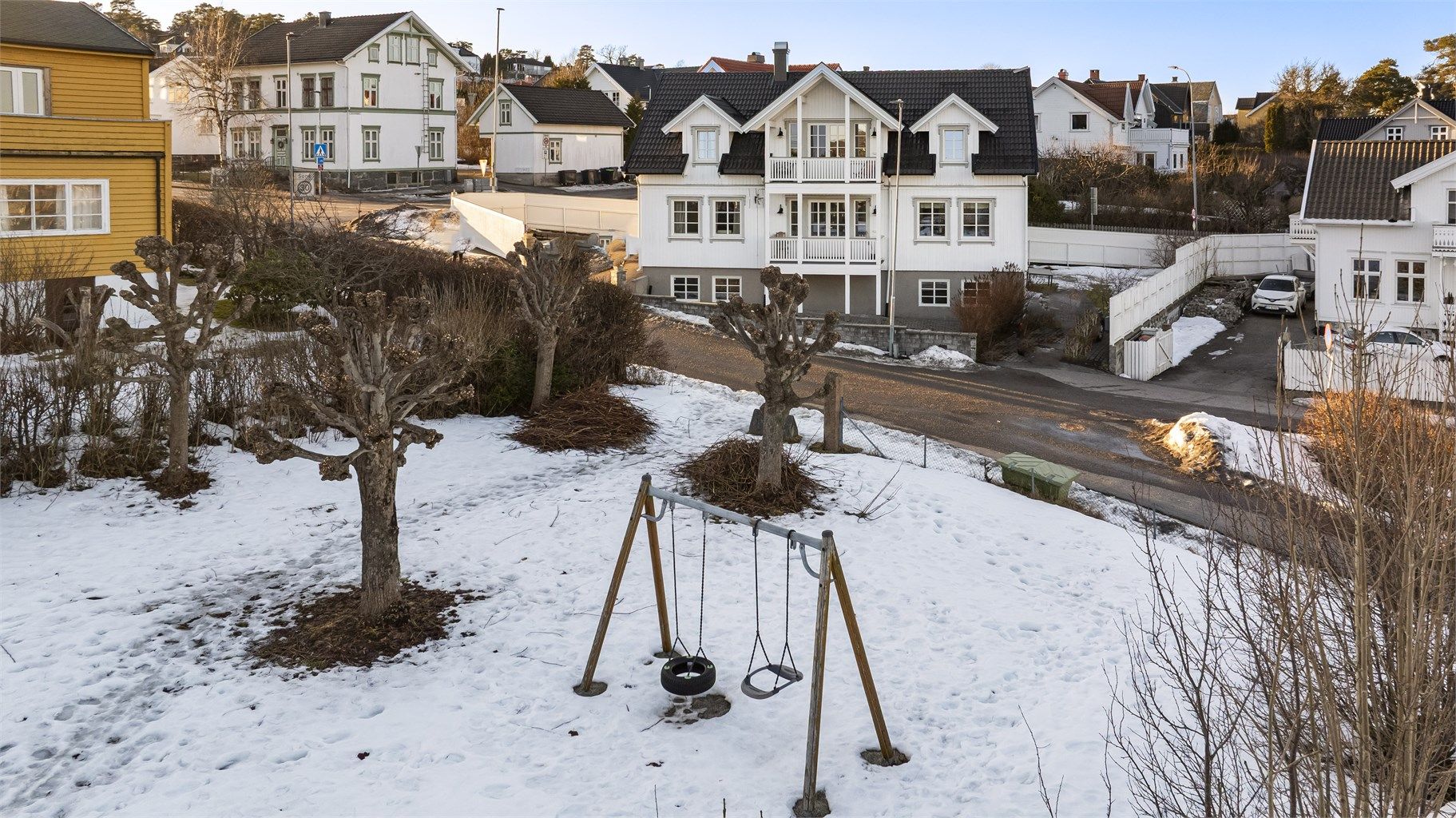 Velkommen til Bakkegata 21 - en stor og innholdsrik bolig i meget sentrale og attraktive omgivelser. Nå har du muligheten til å bosette deg i et av Sandefjords mest etablerte og sjarmerende villaområder.