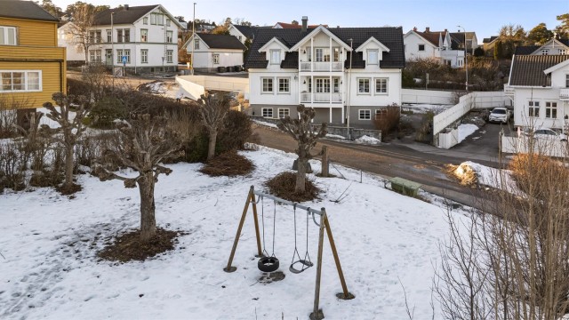 Velkommen til Bakkegata 21 - en stor og innholdsrik bolig i meget sentrale og attraktive omgivelser. Nå har du muligheten til å bosette deg i et av Sandefjords mest etablerte og sjarmerende villaområder.