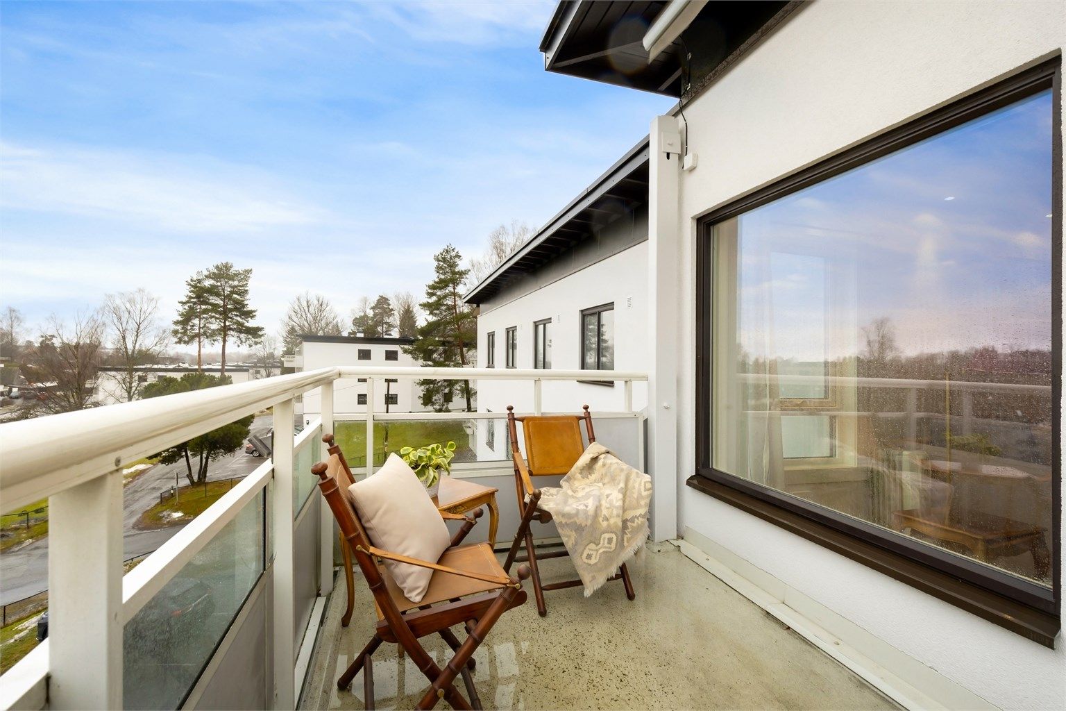 Her er det god plass til en sittegruppe for å nyte utelivet.