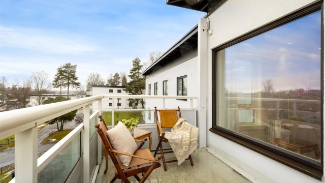 Her er det god plass til en sittegruppe for å nyte utelivet.