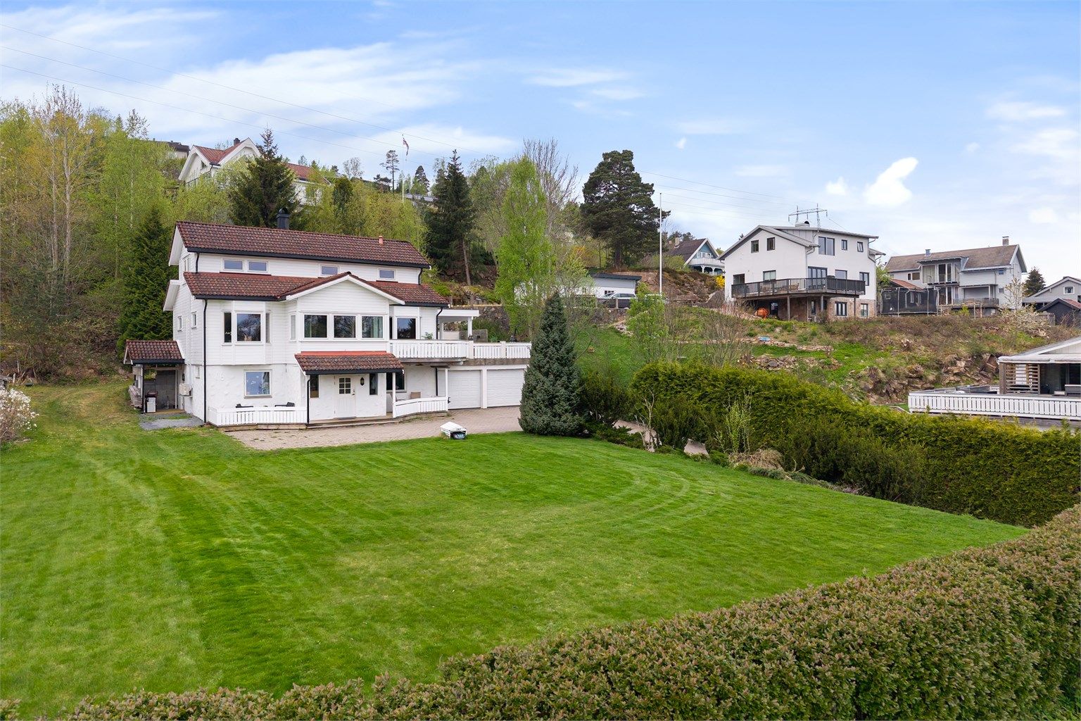 Stor flat og pent opparbeidet hage 