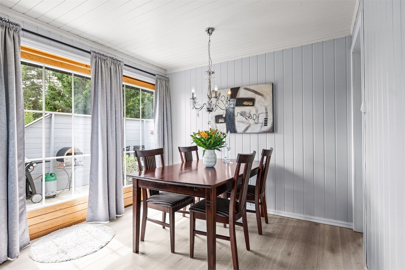 I spisestuen finner du verandadører som leder ut til en stor terrasse.