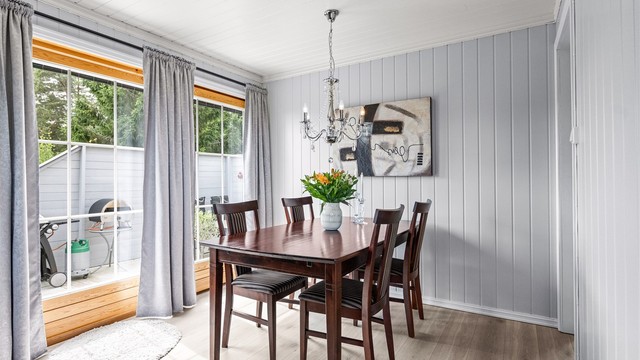 I spisestuen finner du verandadører som leder ut til en stor terrasse.
